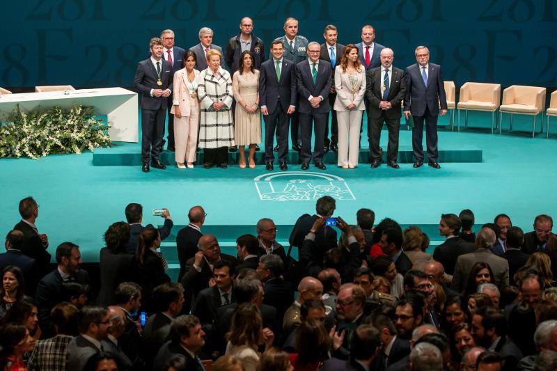 El presidente andaluz, Juanma Moreno(c), acompañado de la presidenta del Parlamento, Marta Bosquet (4i), en foto de familia con los premiados con las Medallas de Andalucía y los títulos de Hijos Predilectos