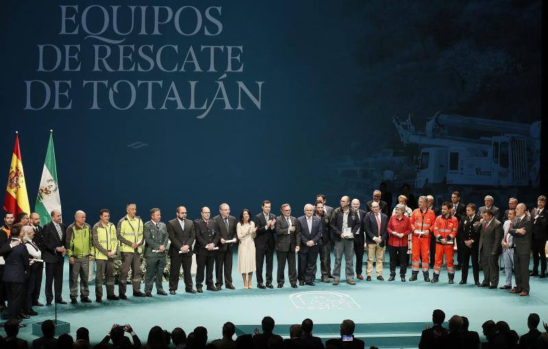 El presidente de la Junta de Andalucía, Juanma Moreno (c) acompañado de la presidenta del Parlamento andaluz, Marta Bosquet, junto a los representantes de los equipos de rescate de Totalán que han recibido una mención especial durante el acto de entrega de las Medallas de Andalucía y los títulos de Hijos Predilectos