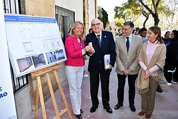 Ángeles Muñoz entrega las llaves del local al tesorero de Bancosol.
