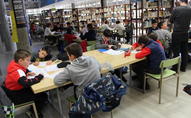 Los estudiantes, durante la realización de la prueba en equipos.