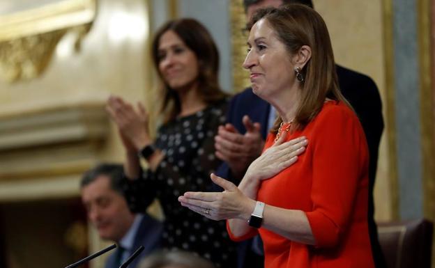 La presidenta del Congreso, Ana Pastor (d), este jueves durante la última sesión del Congreso antes de que la Diputación Permanente asuma las funciones del pleno.