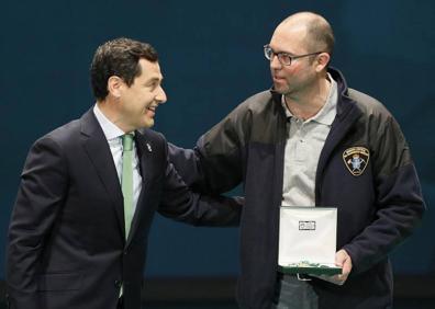 Imagen secundaria 1 - El presidente andaluz, Juanma Moreno(c), acompañado de la presidenta del Parlamento, Marta Bosquet (4i), en la foto de familia con los premiados con las Medallas de Andalucía y los títulos de Hijos Predilectos. Entrega al representante de la Brigada Central de Salvamento Minero la Medalla de Andalucía que participó en el rescate de Julen. La cantante Pastora Soler, premiada con la Medalla de Andalucía, ha interpretado el himno andaluz durante el acto 