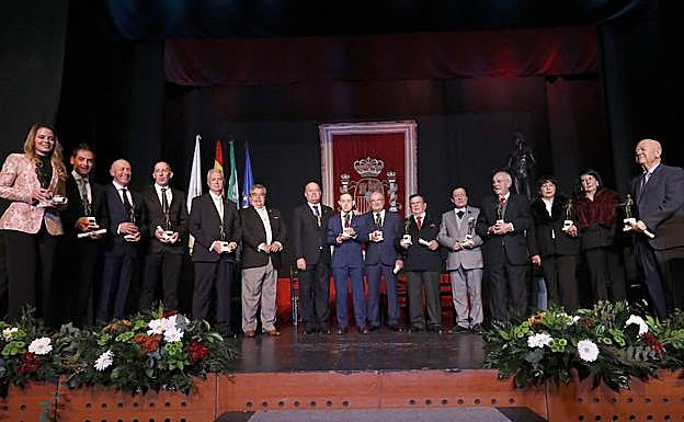 Todos los premiados en el acto