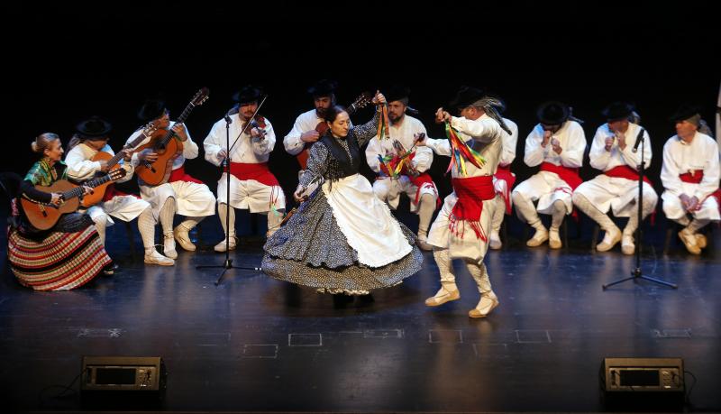 Actuaciones de pandas de verdiales y de copla española en el acto organizado por la Federación de Peñas La Alcazaba