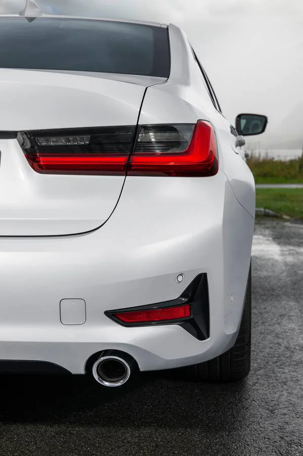 La nueva generación, y van siete, del BMW Serie ya está a la venta. Un modelo que crece en dimensiones y vuelve a poner el listón a gran altura en términos de dinámica de conducción, calidad e innovación.