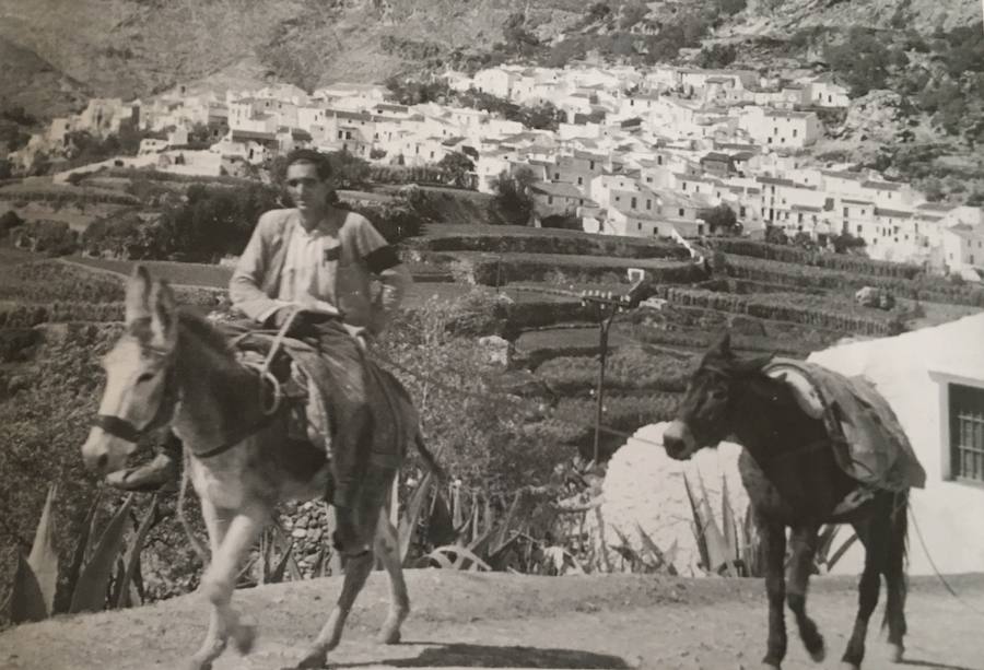 La editorial valenciana Onada Ediciones publica un libro en el que se recopilan más de medio centenar de fotos realizadas en un viaje a la localidad axárquica entre enero y abril de 1959