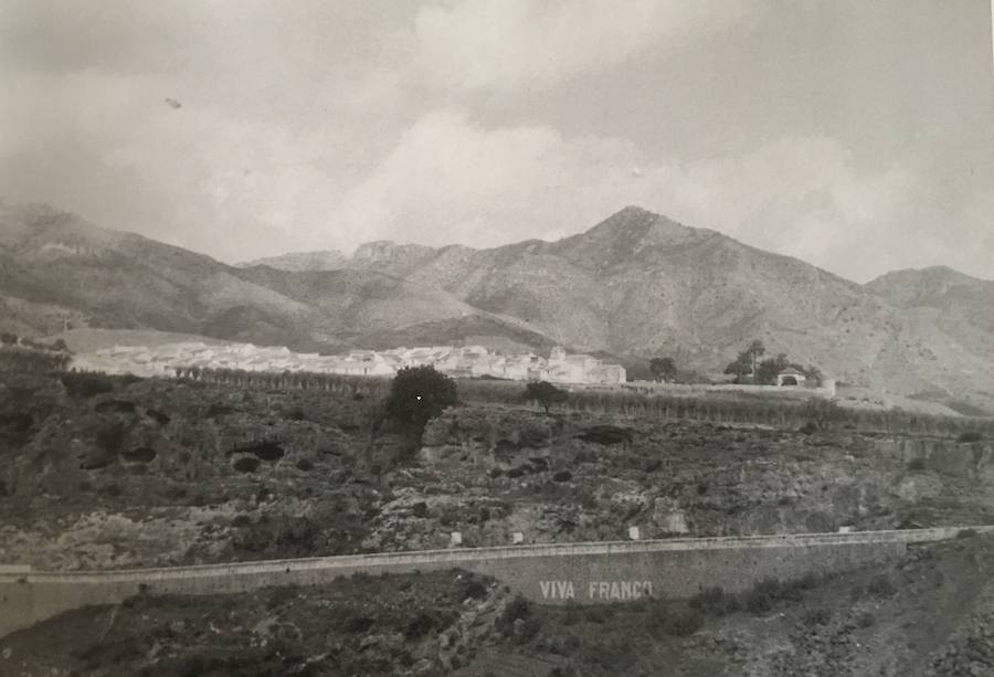 La editorial valenciana Onada Ediciones publica un libro en el que se recopilan más de medio centenar de fotos realizadas en un viaje a la localidad axárquica entre enero y abril de 1959