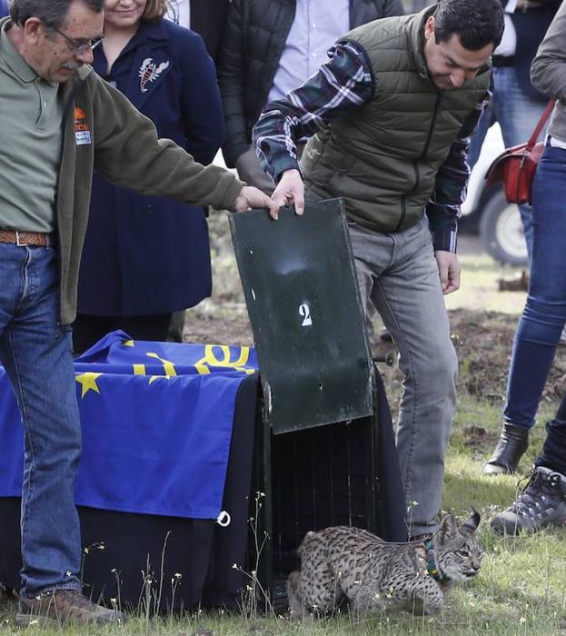 El presidente y la consejera de Agricultura, ayer en la puesta en libertad de Peppa. 