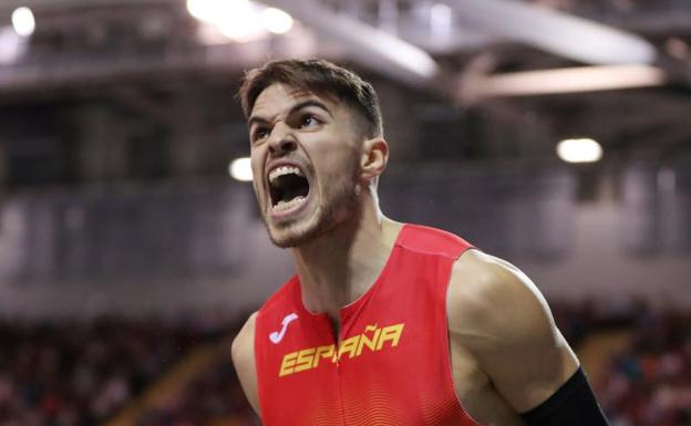 Óscar Husillos, celebrando la medalla de plata obtenida en los 400 metros.