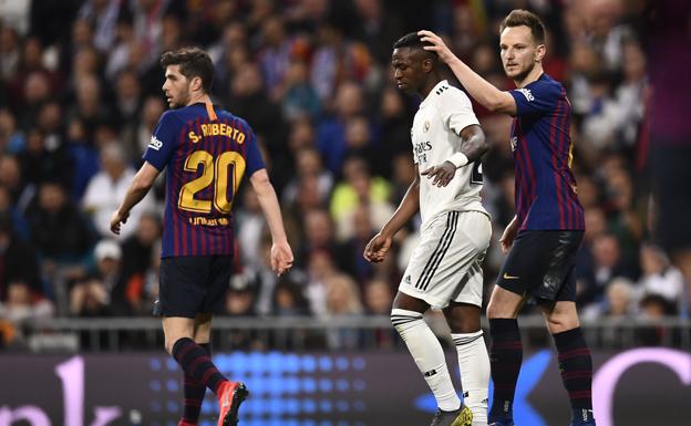 Iván Rakitic toca la cabeza de Vinicius Junior durante el partido jugado en el Santiago Bernabeu 