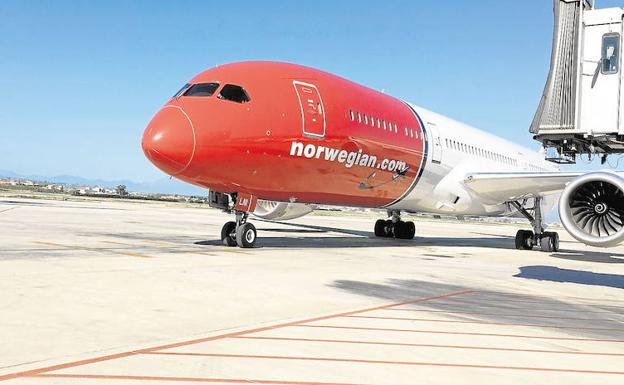 Avión de la aerolínea Norwegian Airlines, en el aeropuerto de Málaga. 