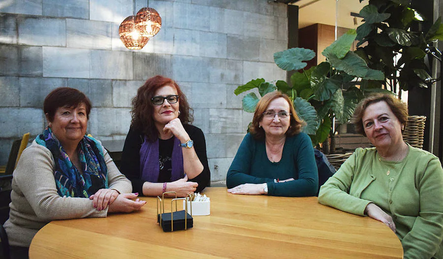 DZ3 organiza un encuentro de mujeres empresarias // Copicentro celebra su 35 aniversario y presenta O’clock. En la foto, Carmen Zamora, Reme Rando Villones, Pilar Saez y Mari Carmen Sierra.