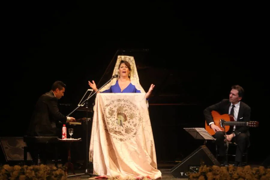 El Teatro Cervantes acoge la 42º. edición de la Exaltación de la Mantilla, organizada por La Coracha. en la foto, un momento del pregón.