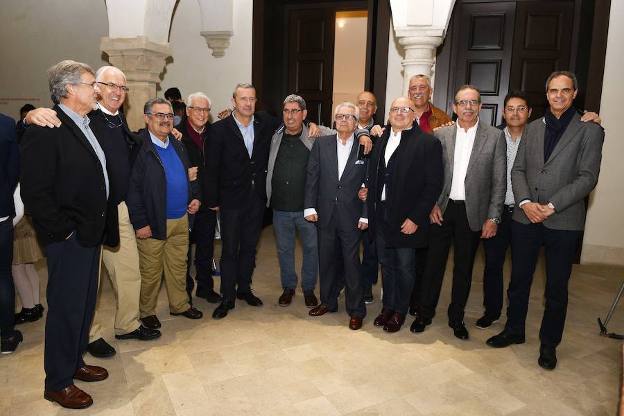 El baloncesto malagueño arropa a Berni Rodríguez en la presentación de su ‘Proyecto 675’ en el Museo Carmen Thyssen. En la foto, Alonso, Rubia, Requena, Queipo de Llano, Luiso Díaz, Cingotitobengoa, Martín Urbano, Paco Llorca, Pedro Ramírez, Ángel Álvarez, Bernardo Rodríguez, Urbaneja y Pozo.