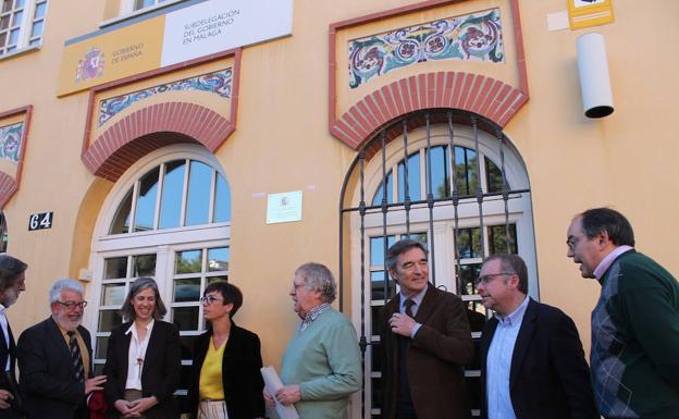 Gámez y Gibson, junto a historiadores tras el descubrimiento de la placa. 