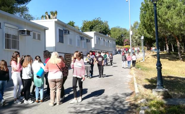 Estudiantes, junto a las nuevas aulas prefabricadas. 