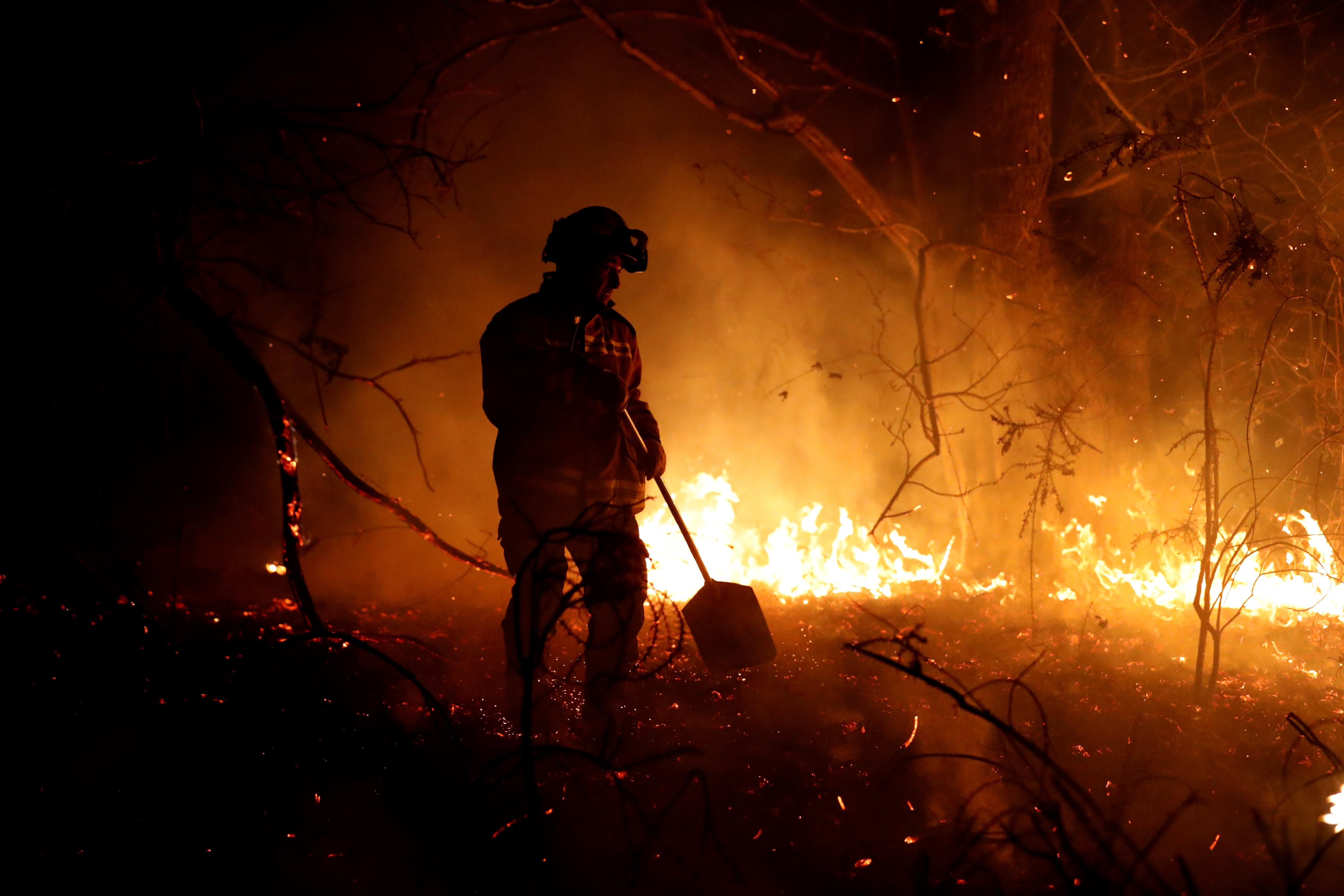 El norte de España se ha visto asolado este fin de semana con más de un centenar de incendios que han afectado duramente a Asturias, Cantabria y Vizcaya. Algunos de ellos ya están controlado, pero, en el Principado, 99 de ellos aún continuan en activos; mientras que en Cantabria el número de incendios activos se ha rebajado de 21 a 17, de un total de más de 60 que fueron provocados en la comunidad autónoma.