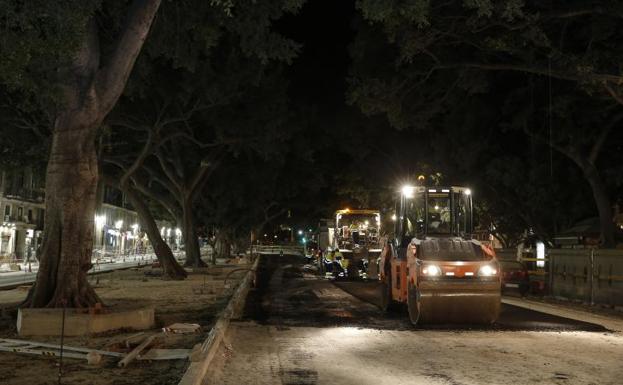 Los trabajos de asfaltado de la calzada central se desarrollaron durante ayer. 