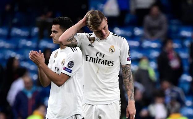 Reguilón y Kroos se lamentan tras la eliminación.