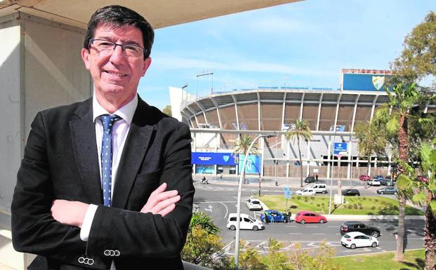 Juan Marín, el pasado lunes en la sede de SUR con el estadio de La Rosaleda al fondo. 