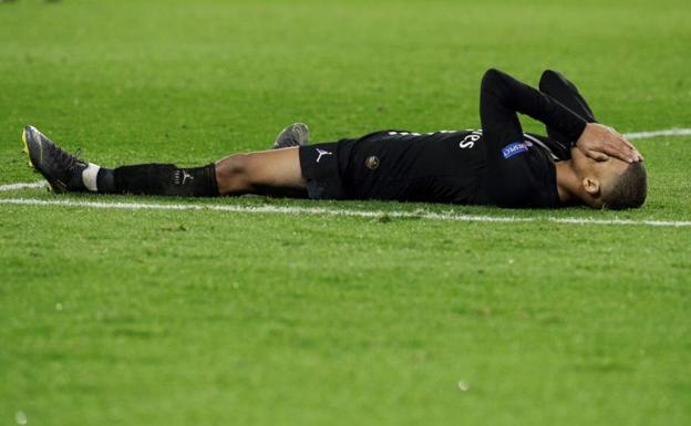 Mbappé desconsolado tras el final del partido.