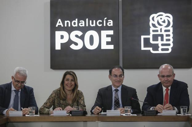 Díaz y González de Lara, ayer, en la reunión con sus equipos. :: efe