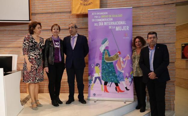 Los representantes de la UMA, durante el acto en Ciencias de la Comunicación 