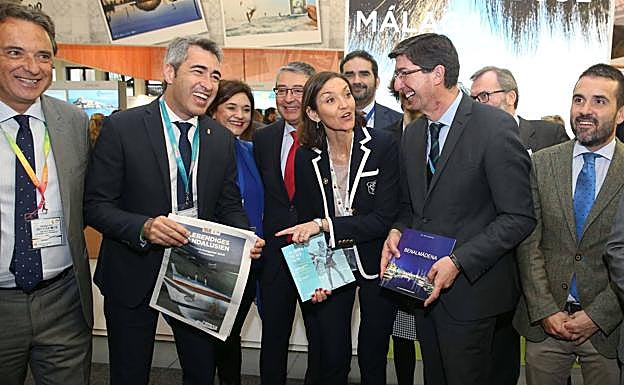 Juan Marín yFrancisco Salado, con el suplemento que SUR reparte en la ITB de Berlín, que también se ha distribuido con el ejemplar del día del periódico germano Der Spiegel. 