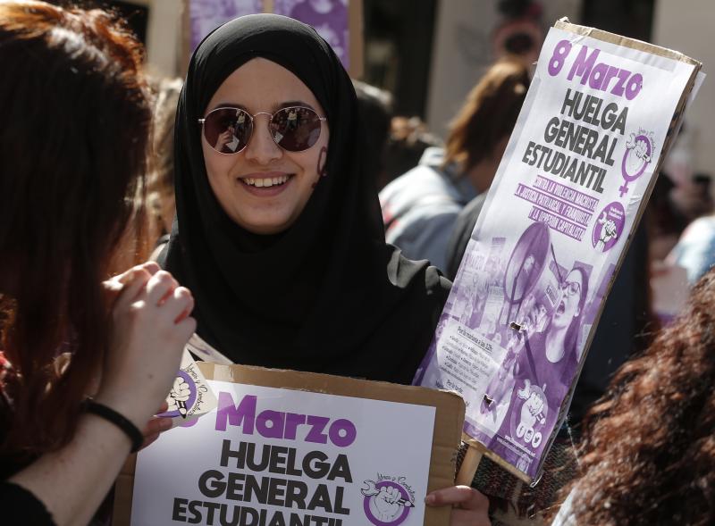 La gran afluencia de público ha hecho que la concentración prevista se convierta en una protesta multitudinaria