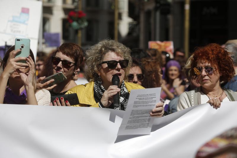 La gran afluencia de público ha hecho que la concentración prevista se convierta en una protesta multitudinaria