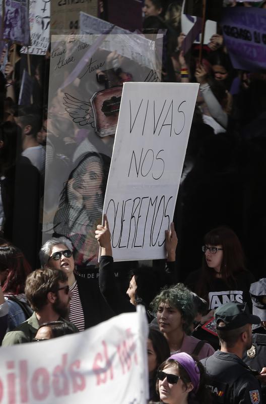 La gran afluencia de público ha hecho que la concentración prevista se convierta en una protesta multitudinaria