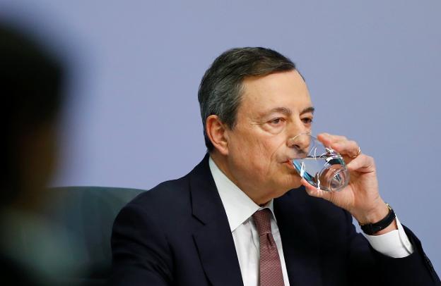 El presidente del BCE, Mario Draghi, ayer ante la prensa. :: reuters