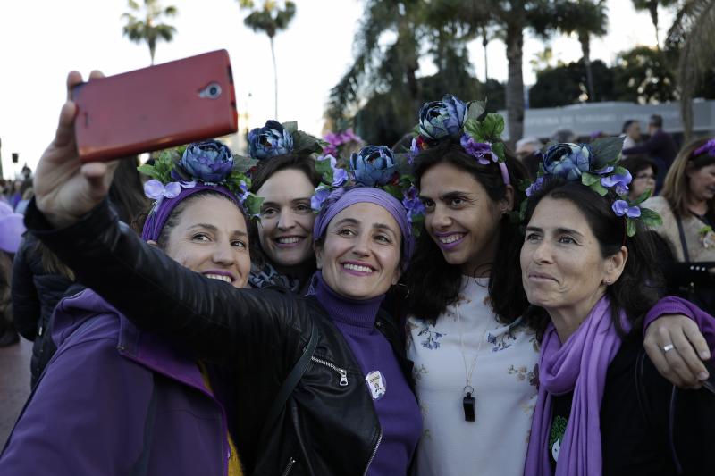 Fotos: Miles de personas recorren el Centro en la manifestación matutina del 8M