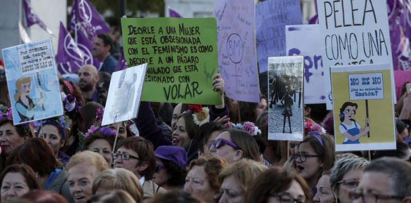 Fotos: Miles de personas recorren el Centro en la manifestación matutina del 8M