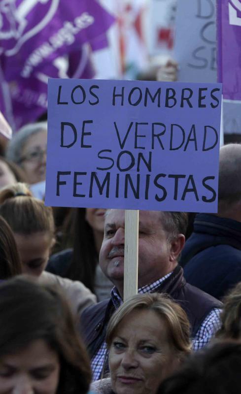 Fotos: Miles de personas recorren el Centro en la manifestación matutina del 8M