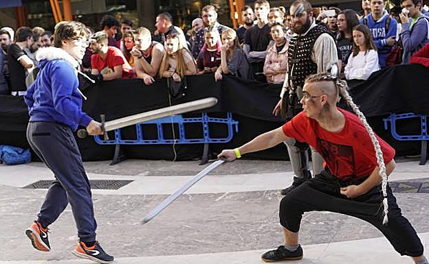 Combates medievales y batallas de gallos en la Freakcon