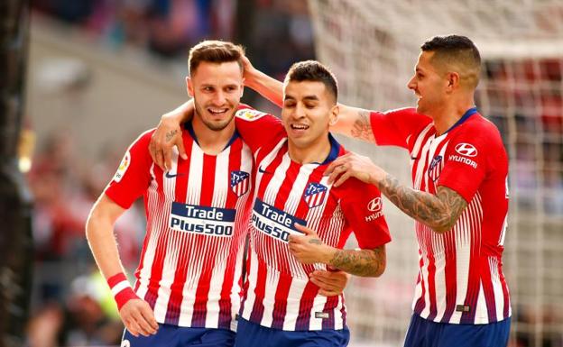 Saúl, Correa y Vitolo celebran el único gol del partido.