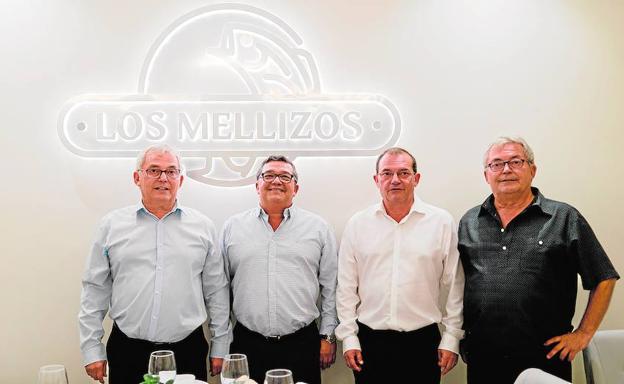 Los gemelos Ramón y Florencio Montes, en los extremos, junto a sus hermanos, José Pascual y Pedro David, posan en el restaurante de Fuengirola