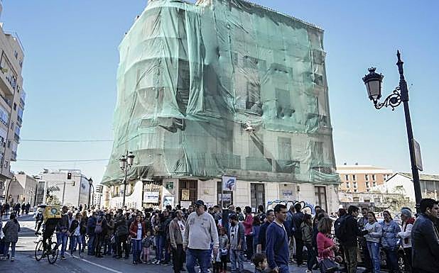 Imagen principal - La protesta contra el derribo de La Mundial reúne a unas 200 personas ante el edificio