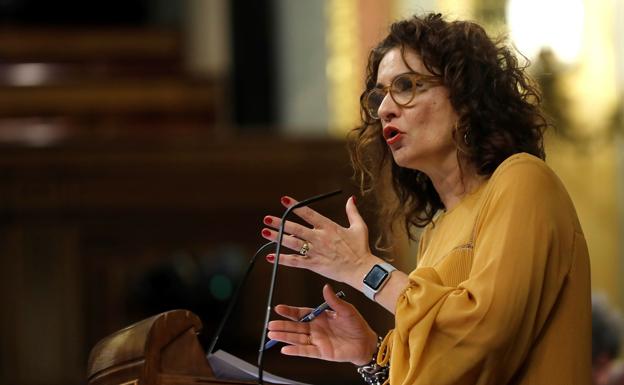 La ministra de Hacienda, María Jesús Montero, durante su intervención en el Congreso de los Diputados. :