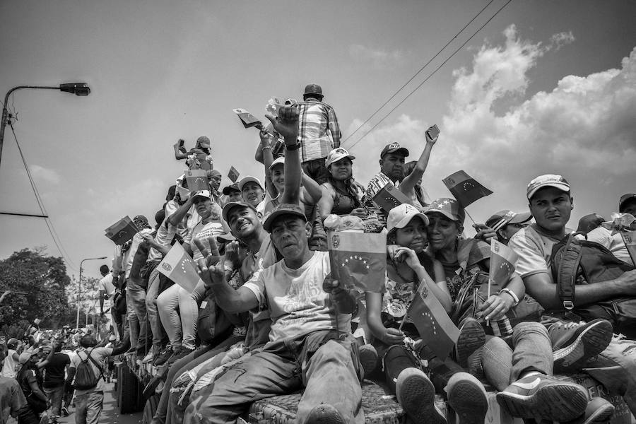 Cúcuta, Norte de Santander, Colombia: Camiones cargados con voluntarios venezolanos además de alimentos y medicina que forman parte de la ayuda humanitaria donada por la comunidad internacional intentan ingresar a Venezuela por el puente internacional Francisco de Paula Santander. 