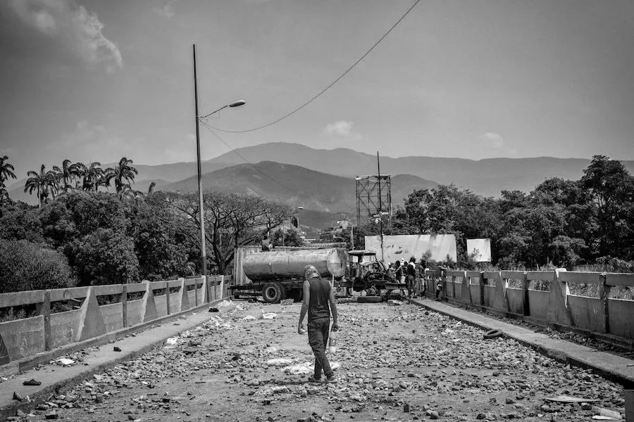 Cúcuta, Norte de Santander, Colombia: Un estudiante venezolano camina entre los escombros de la batalla en el puente internacional Simón Bolivar un día después del intento fallido por parte de la oposición venezolana de ingresar la ayuda humanitaria a Venezuela.