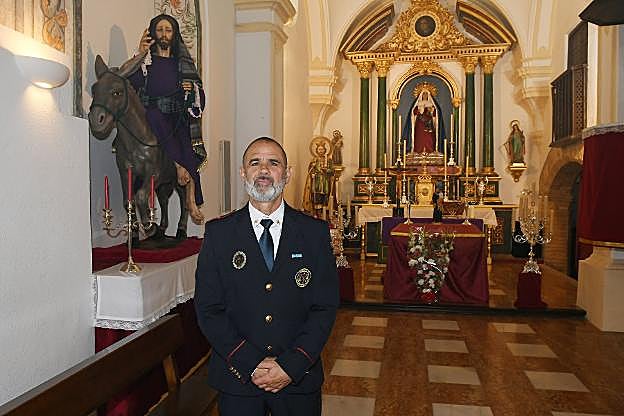 Manuel Lavigne con su uniforme profesional el pasado viernes en la Iglesia de la Encarnación. :: j.-lanza