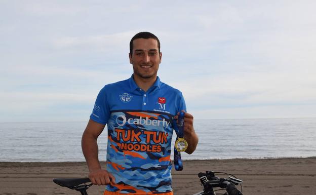 Enrique Terol con la medalla de campeón europeo. 