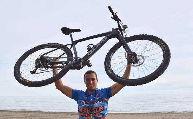 Terol posando junto a su bicicleta. 