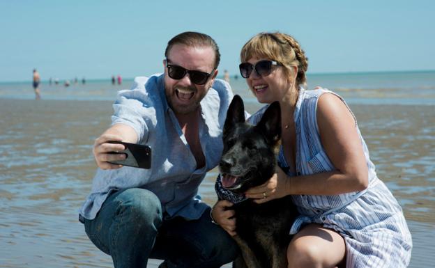 Ricky Gervais, junto a la actriz Kerry Godliman.