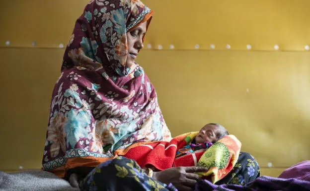 Hasina, con su hijo recién nacido en un campo de refugiados rohingya de Bangladesh. 