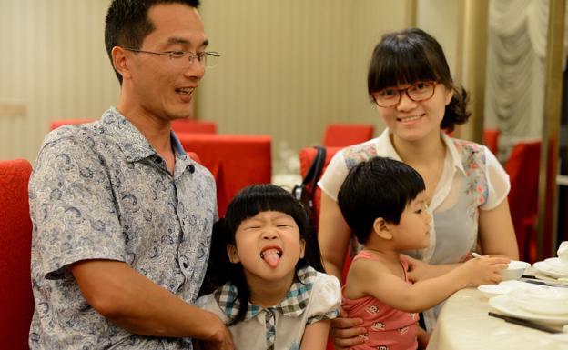 Hu Yen con su marido y sus dos hijas. 