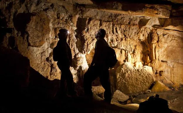 Imagen de archivo de dos especialistas en el interior de la Cueva del Toro.