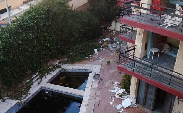 Estado de la piscina y del interior de los hoteles, esta mañana. 